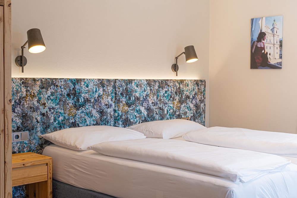 Economy, Double Bed, Street Side View، Das Grune Hotel Zur Post - 100 Bio 7/10