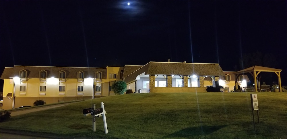 Hometown Inn Suites 43/50