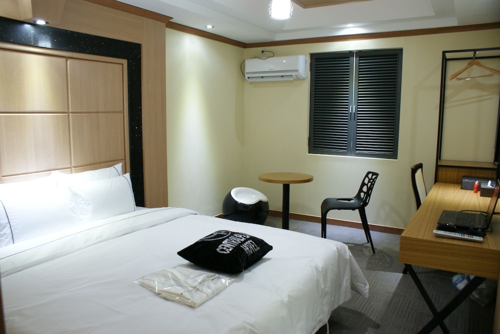 Central Plaza Hotel 13/50
