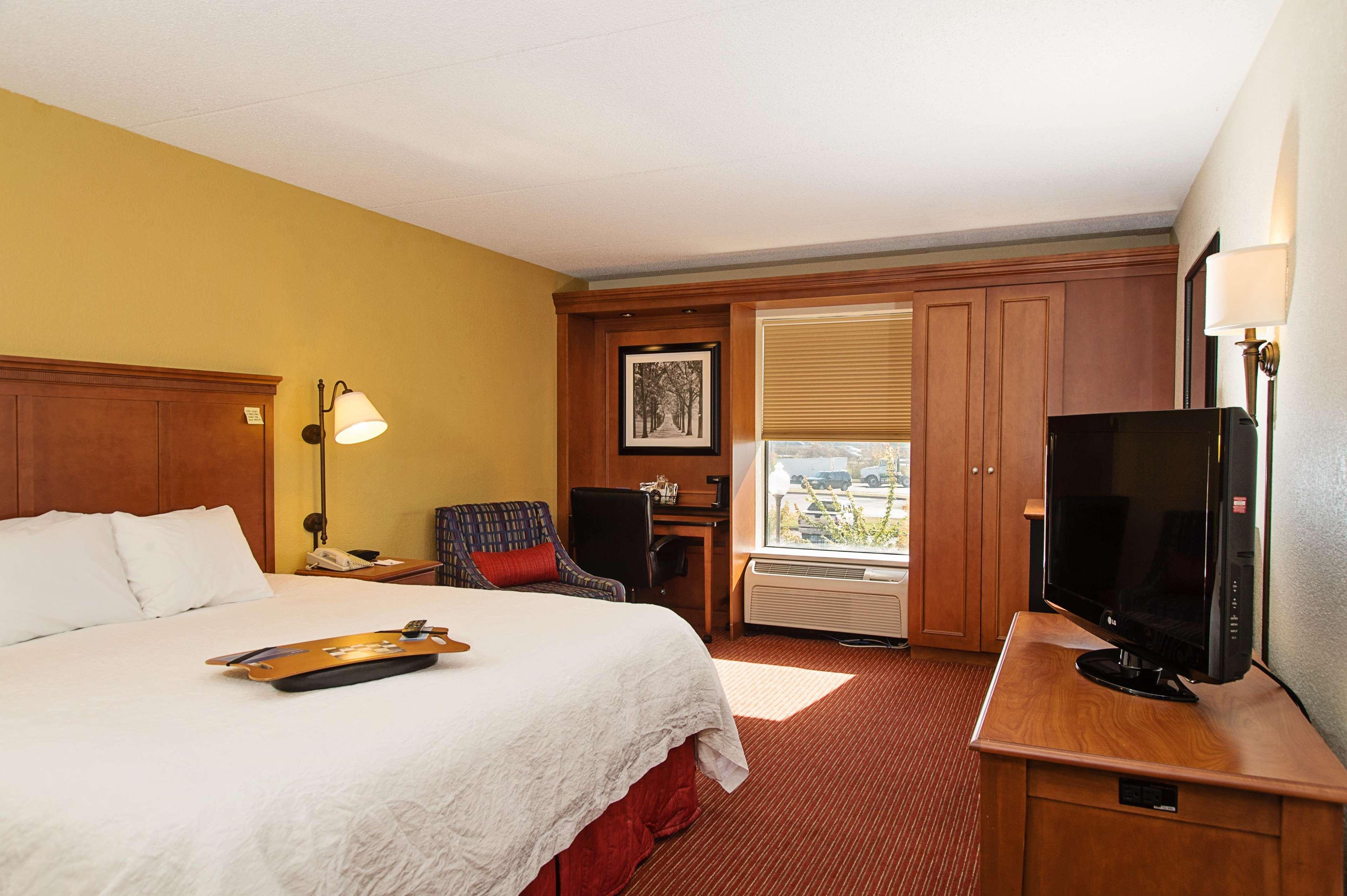 ROOM, KING BED