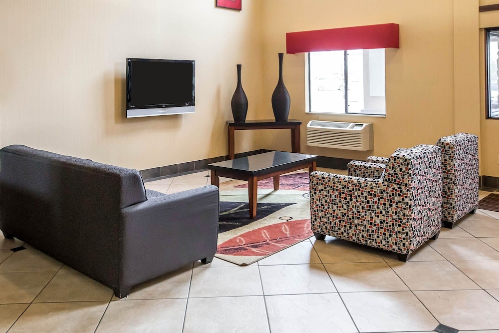 Econo Lodge Inn & Suites Monroe, MI 22/36