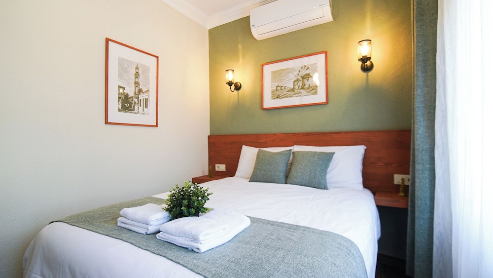 ROOM, DOUBLE BED
