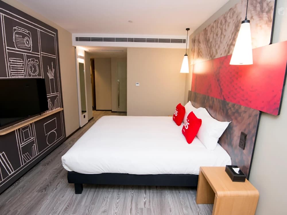 Ibis Luoyang Baolong Square Hotel 12/47