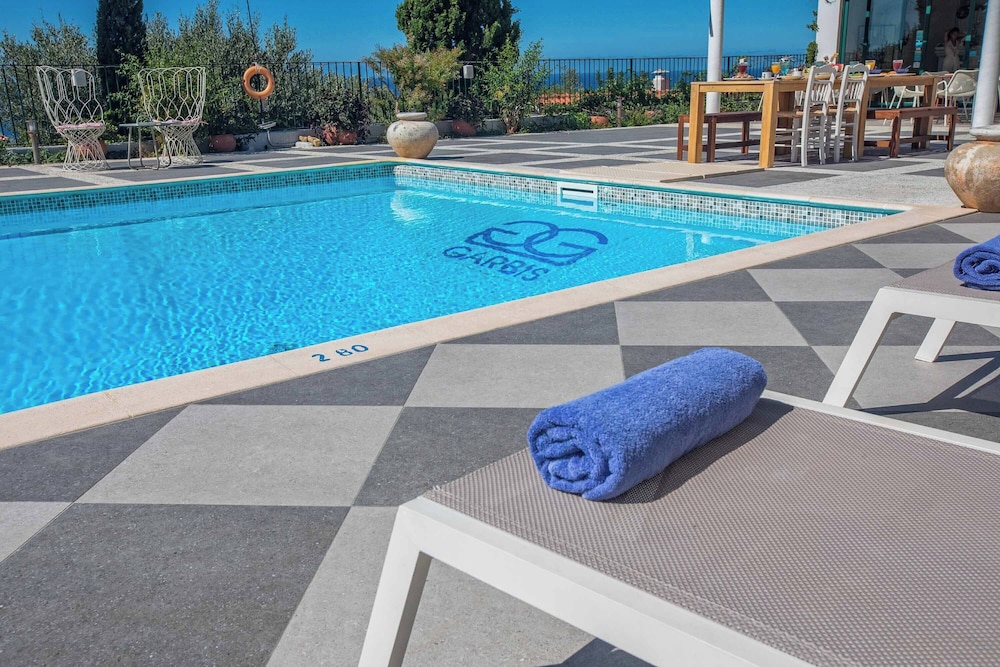 Garbis Villas 24/50