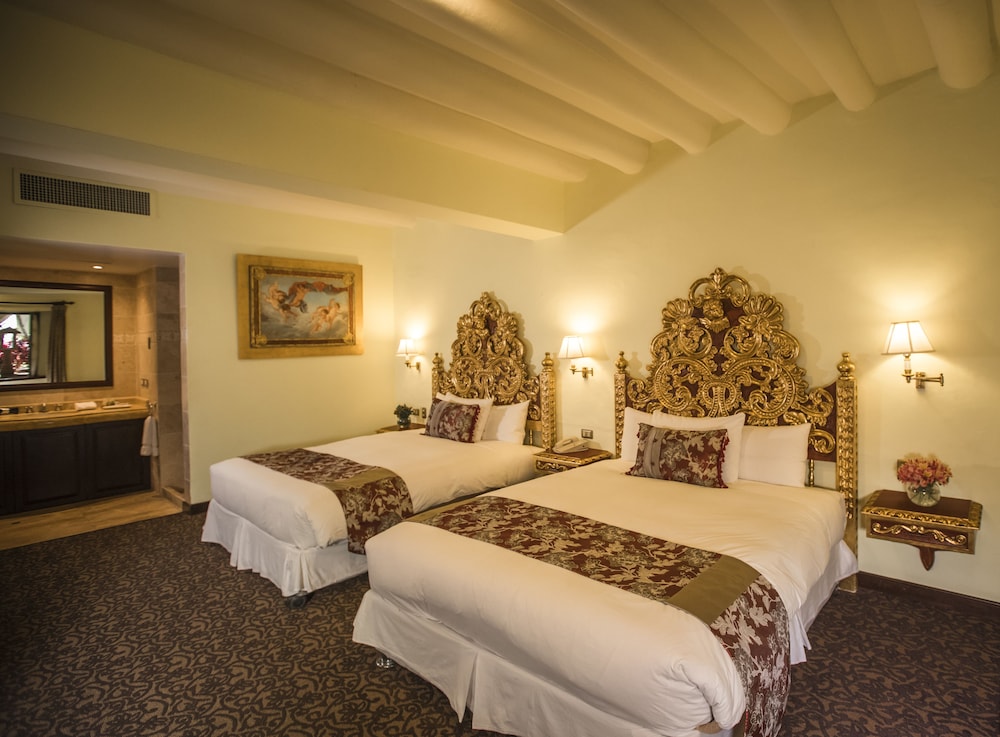Colonial, 2 Queen Beds