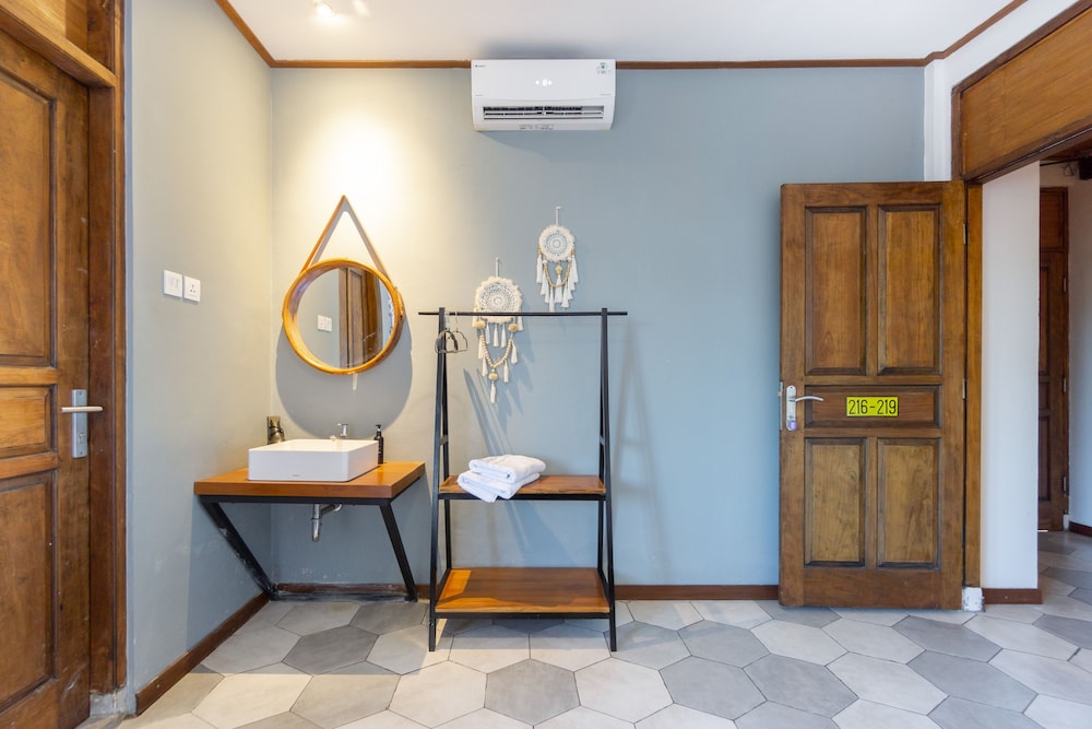 Interconnection Hostel 3/33