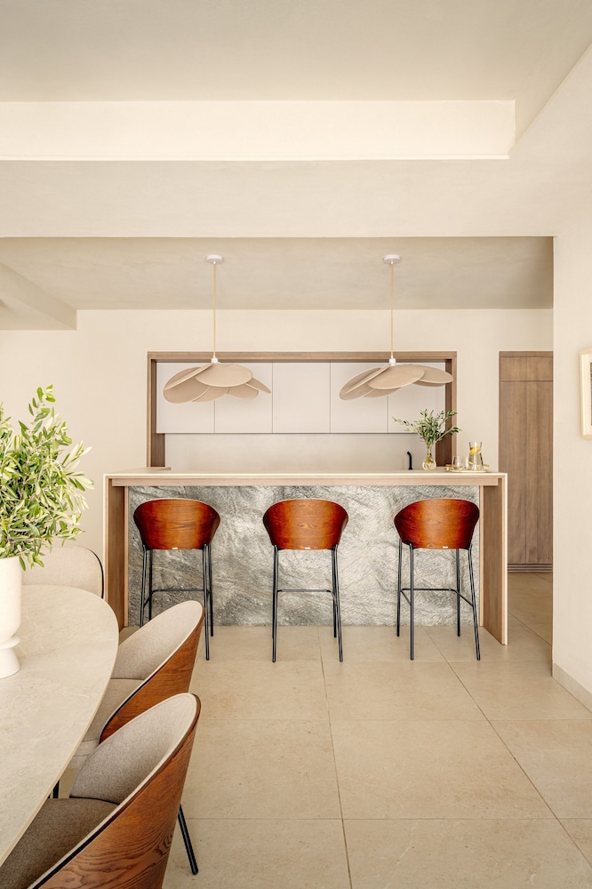 Host Villas & Suites 46/50