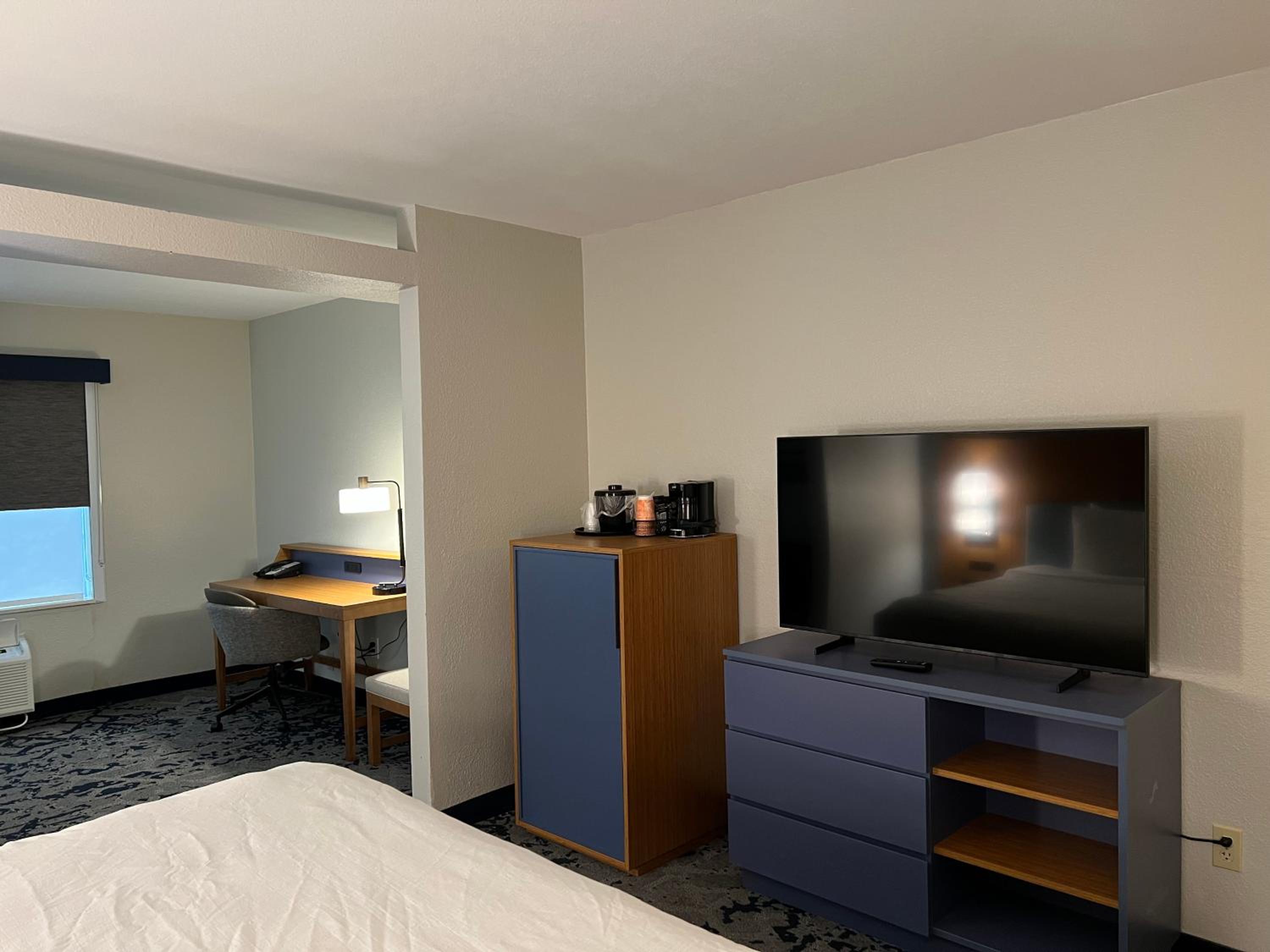 SUITE, KING BED, SOFA