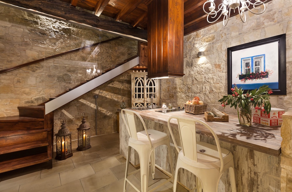 OINOESSA TRADITIONAL BOUTIQUE HOUSES 38/50