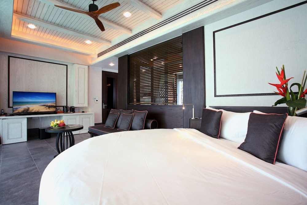 Pool, Suite, King Bed