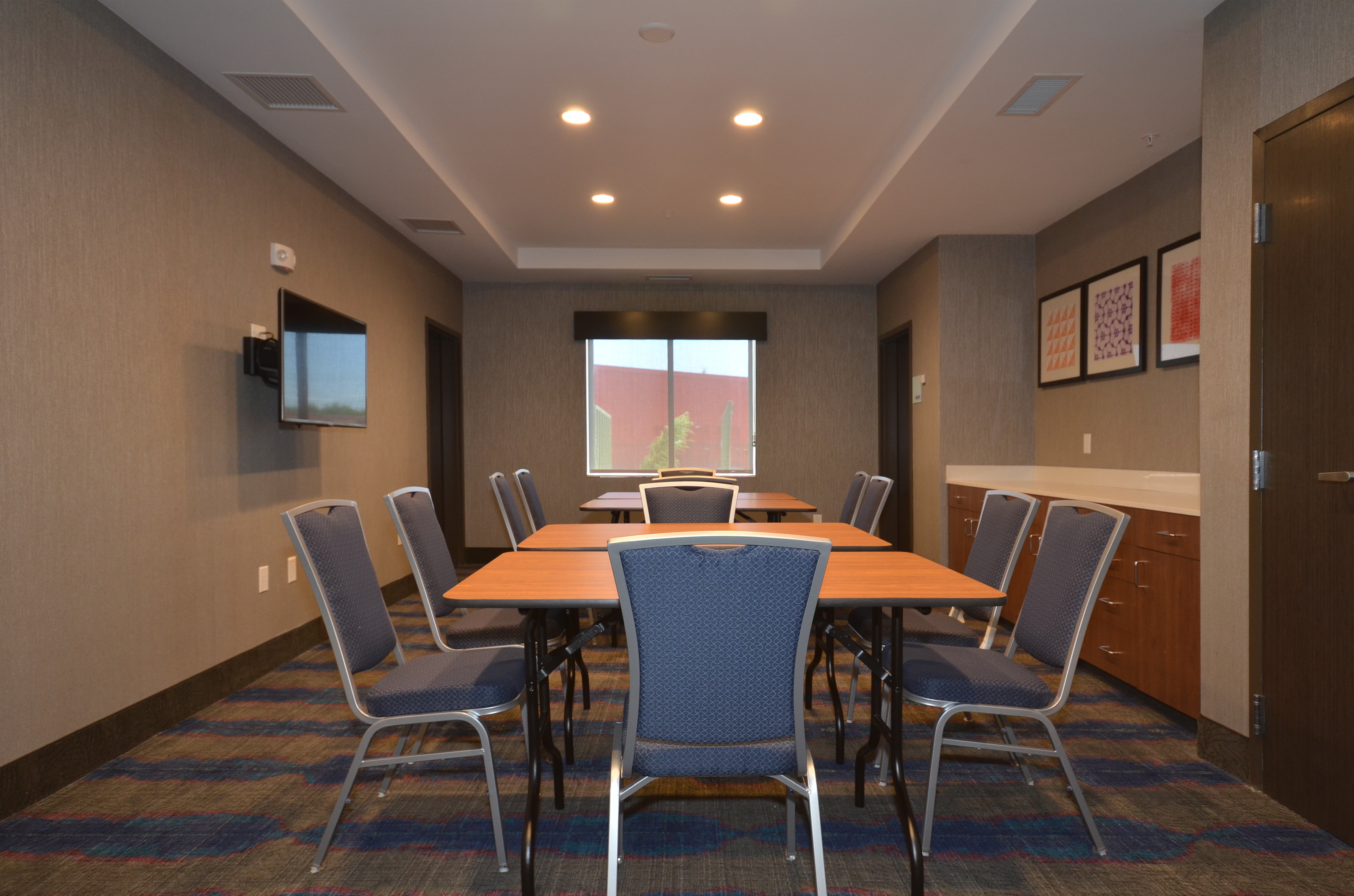 Holiday Inn Express & Suites Oklahoma City Mid - Arpt Area 21/25