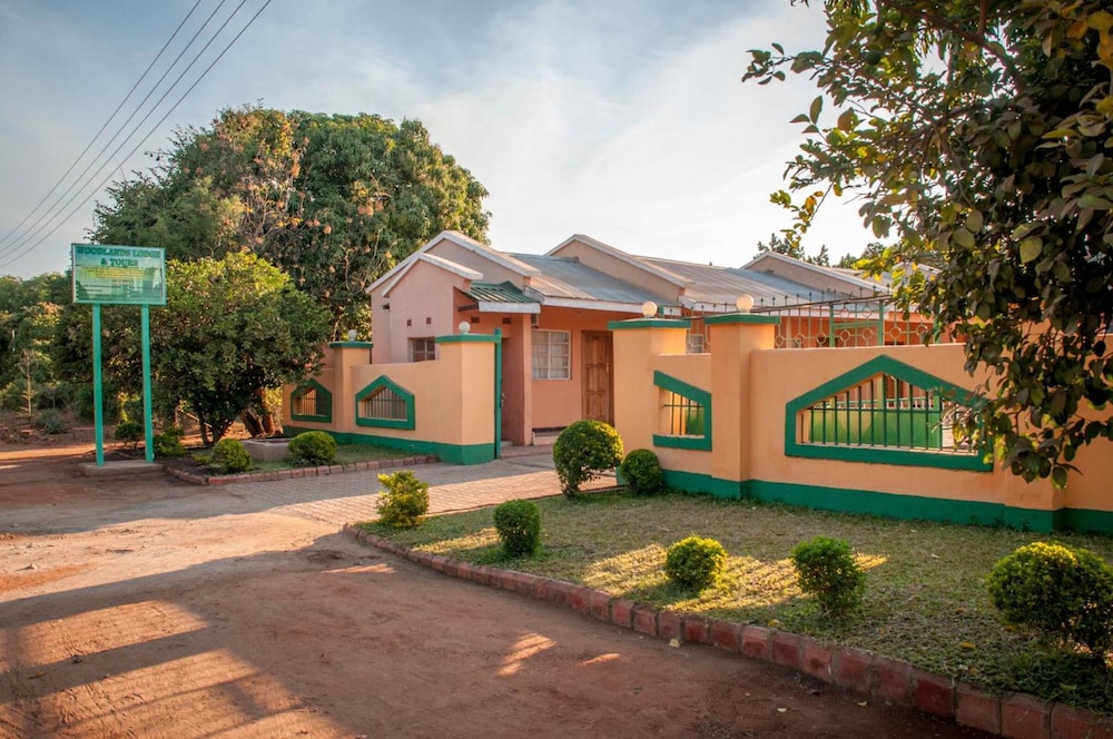 Woodlands Lodge & Tours 5/50