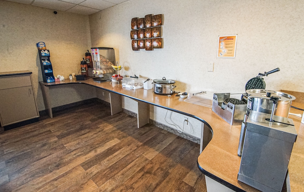 Travelodge by Wyndham Colorado Springs Airport/Peterson AFB 36/44