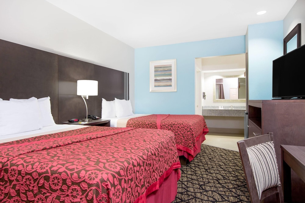 Days Inn & Suites by Wyndham Madisonville 18/35