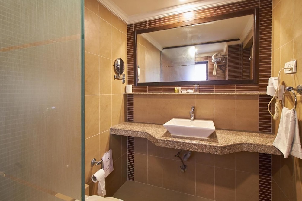 Lytton Hotel 37/69