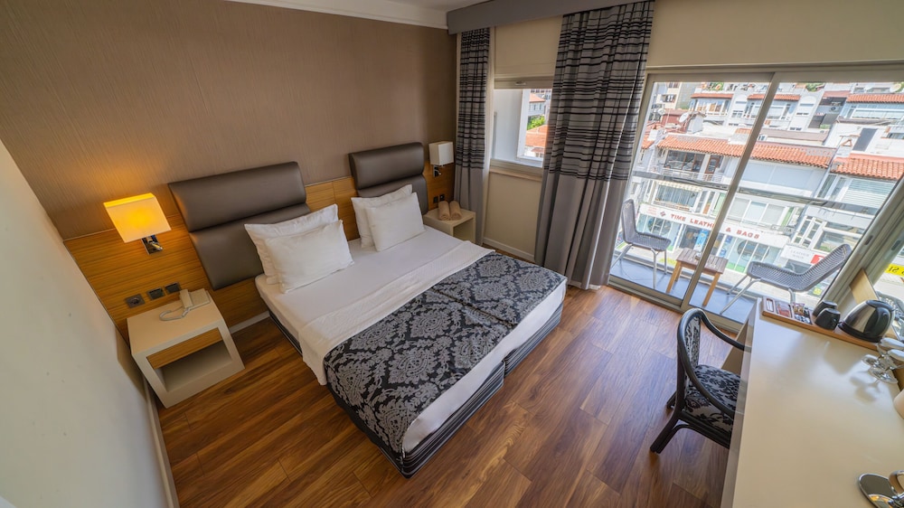 ROOM, DOUBLE BED