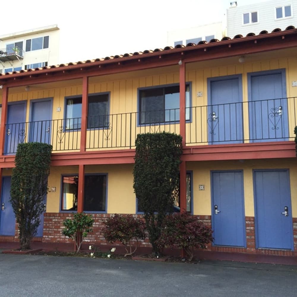 La Luna Inn 4/49