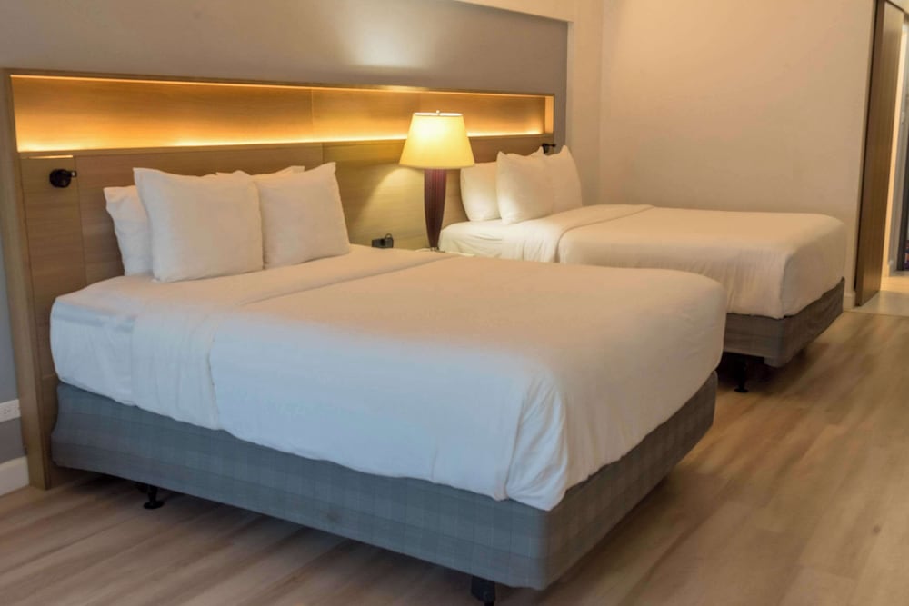 غرفة بريميوم بسريرين مزدوجين، Radisson Hotel Trinidad 4/9