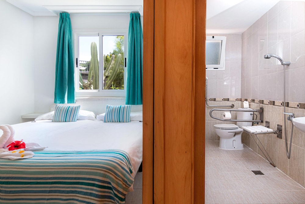 ARENA BEACH HOTEL 20/65