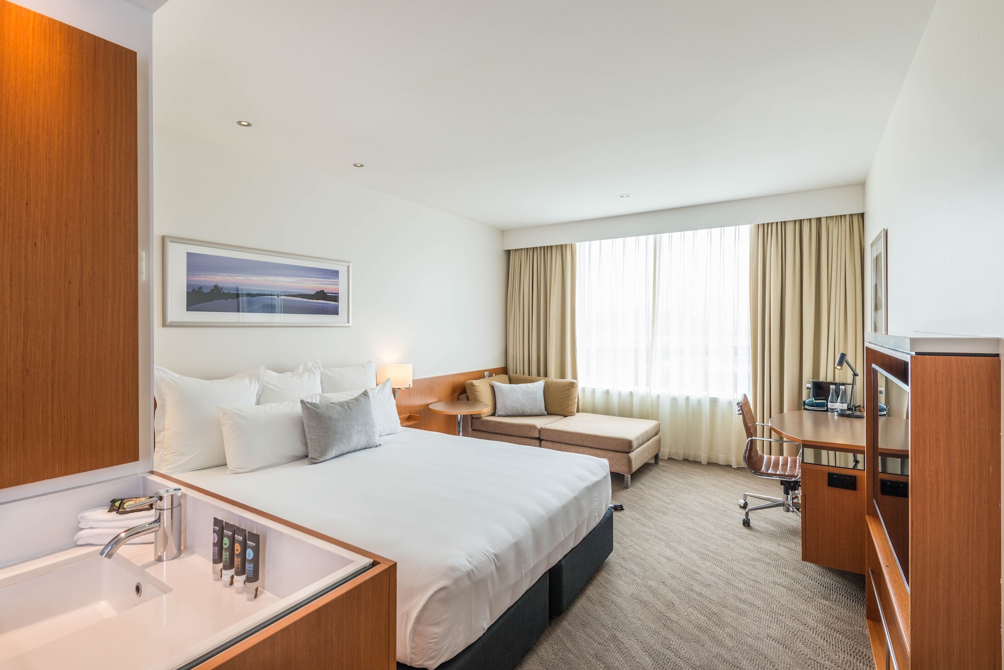 EXECUTIVE, KING BED