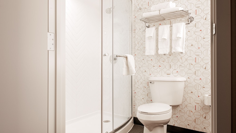 Holiday Inn And Suites Philadelphia W Drexel Hill 50/50