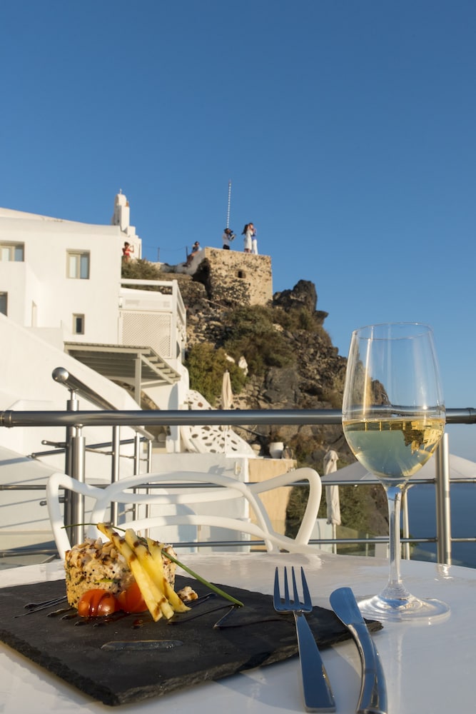 Pearl on the Cliff Santorini 23/50