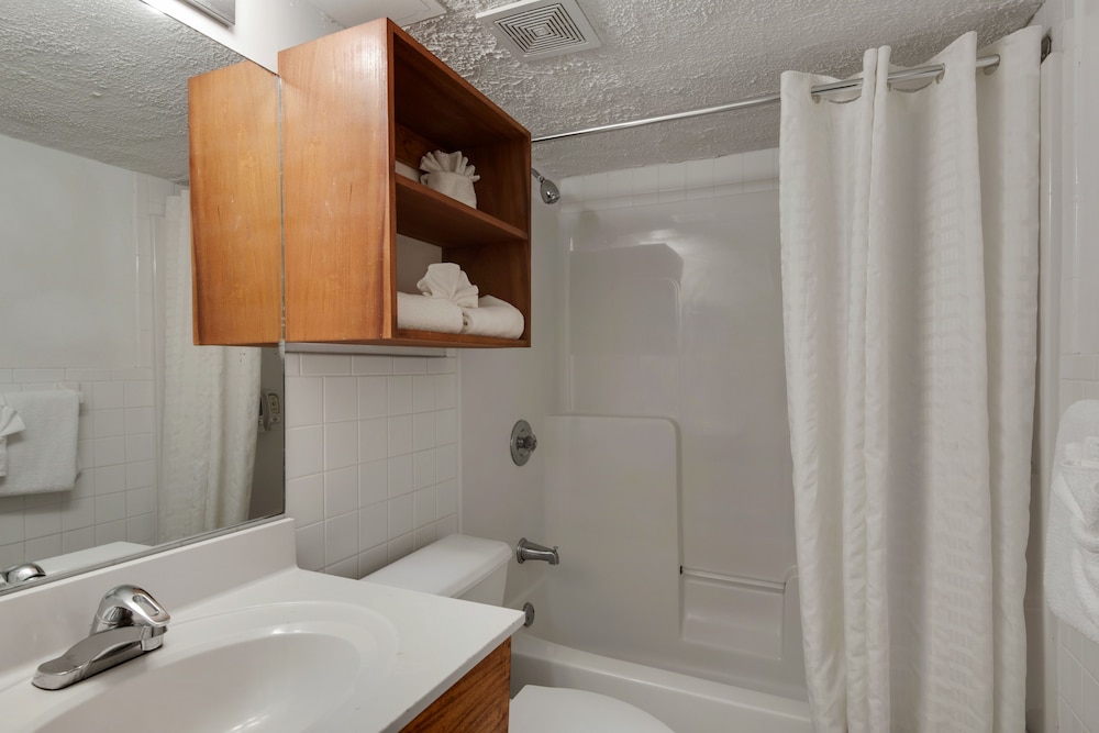 Ramada by Wyndham Panama City Beach / Beachfront 24/25