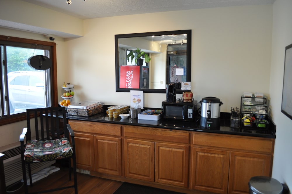 Super 8 by Wyndham Petoskey 18/21