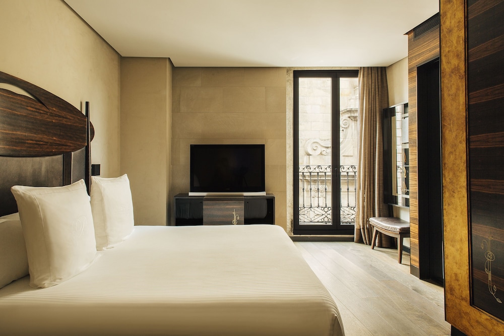 SUPERIOR, DOUBLE OR TWIN BED