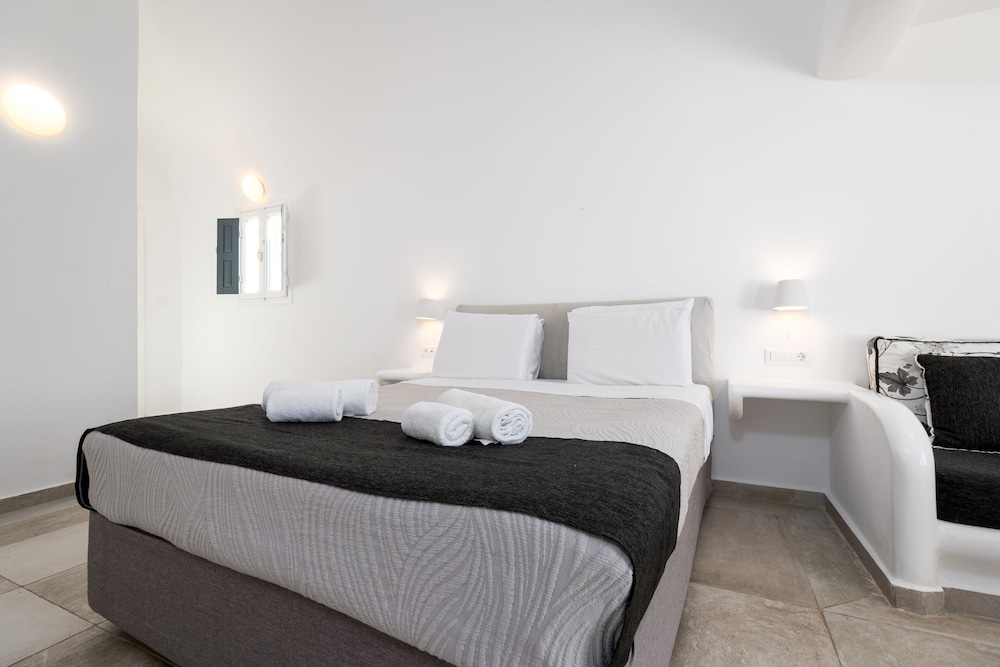 HONEYMOON, SUITE, QUEEN BED, CALDERA VIEW, SOFA, PLUNGE POOL