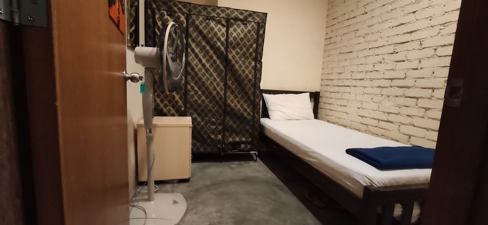 The Explorers Guesthouse and Hostel 23/60