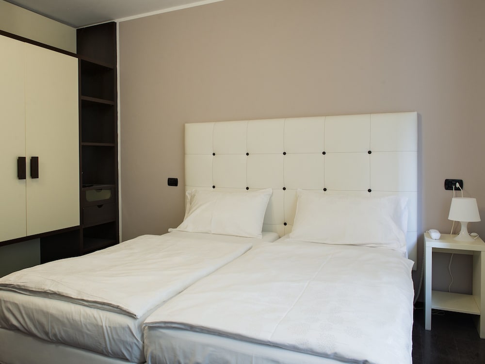 ROOM, TRIPLE