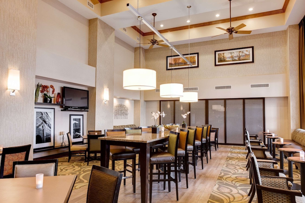 Hampton Inn Suites Addison 43/58