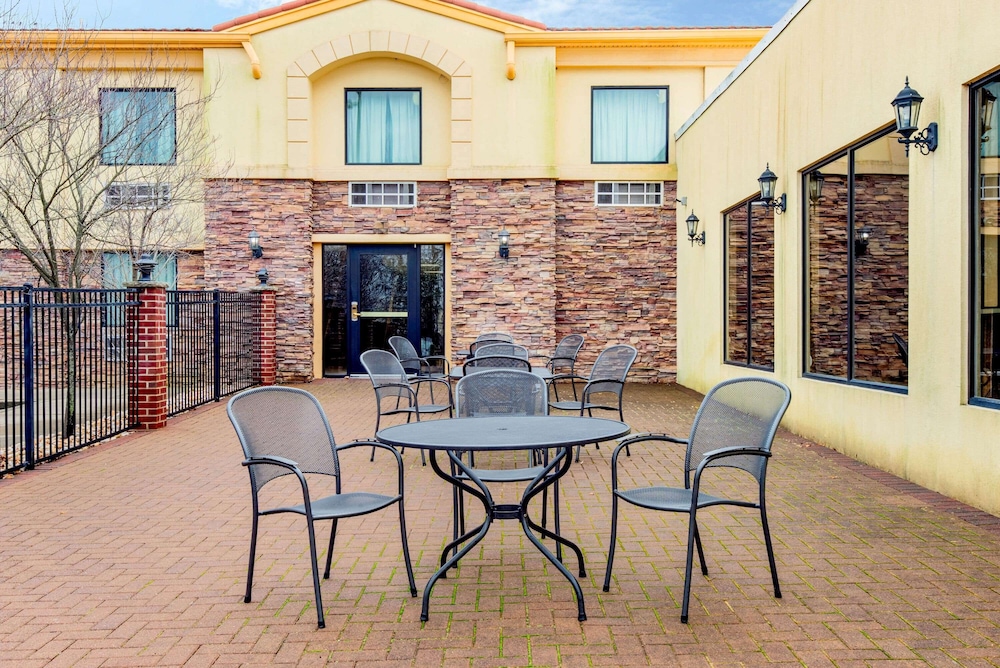 La Quinta Inn by Wyndham West Long Branch 37/43
