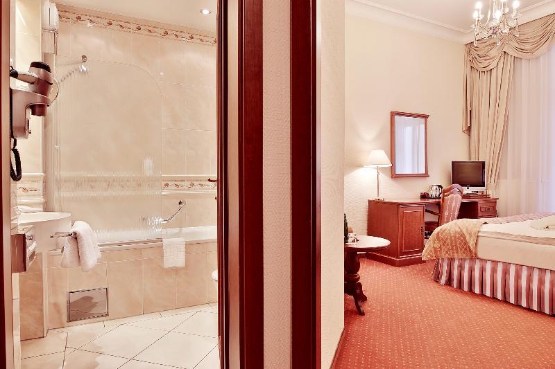 Atrium, Superior, Queen Bed