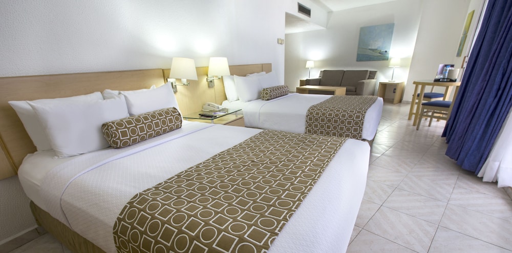 JUNIOR SUITE, 2 DOUBLE BEDS, PARTIAL OCEAN VIEW, BALCONY
