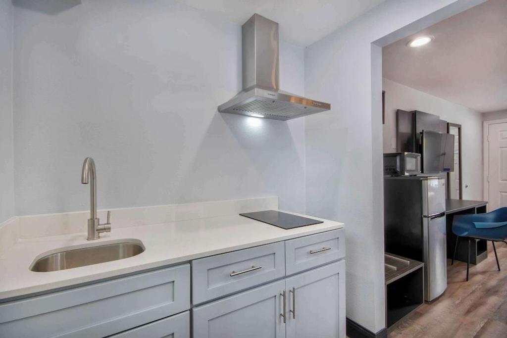 2 Full Beds - Non-Smoking, Kitchen، Studio6 Eureka, CA - Old Town 10/10