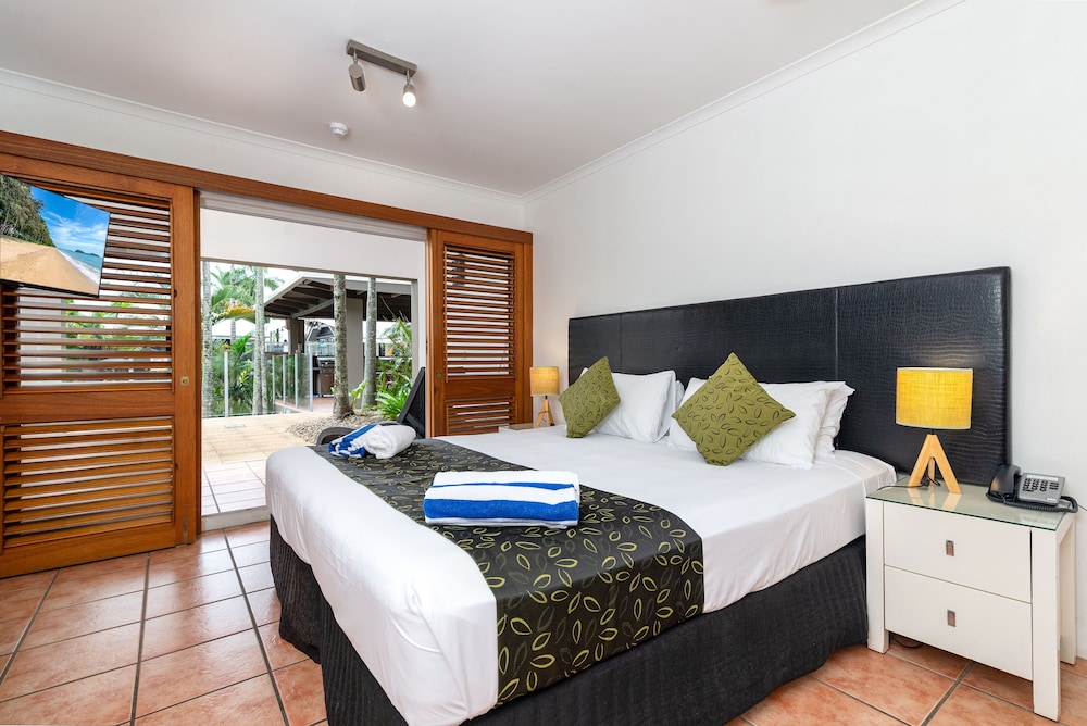 Studio, King Bed, Pool View