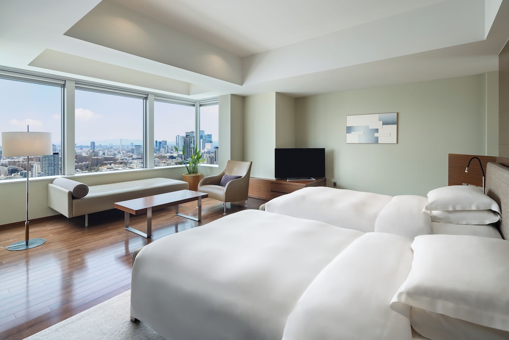 Family Suite, King and Twin Beds