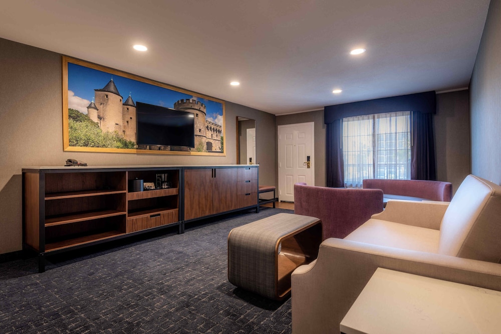 Camelot Inn And Suites 12/62