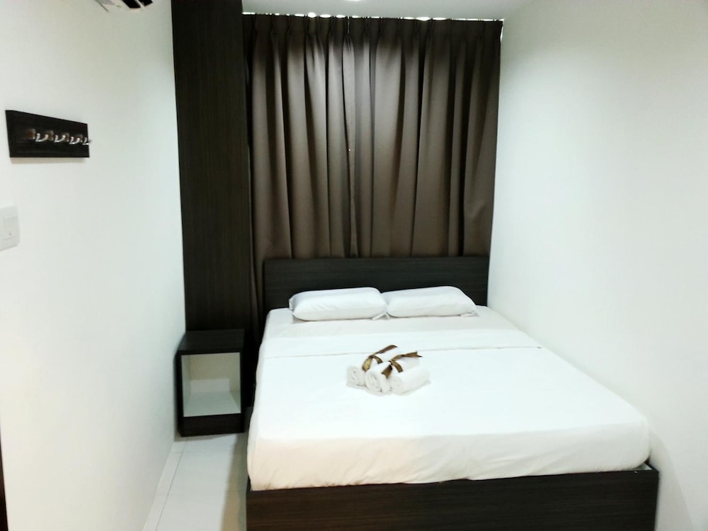 Capital O 90714 Hotel Checkedinn 15/38