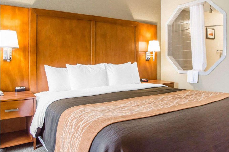 غرفة بسرير كينج لذوي الإعاقة، Comfort Inn Bellefontaine OH 2/2