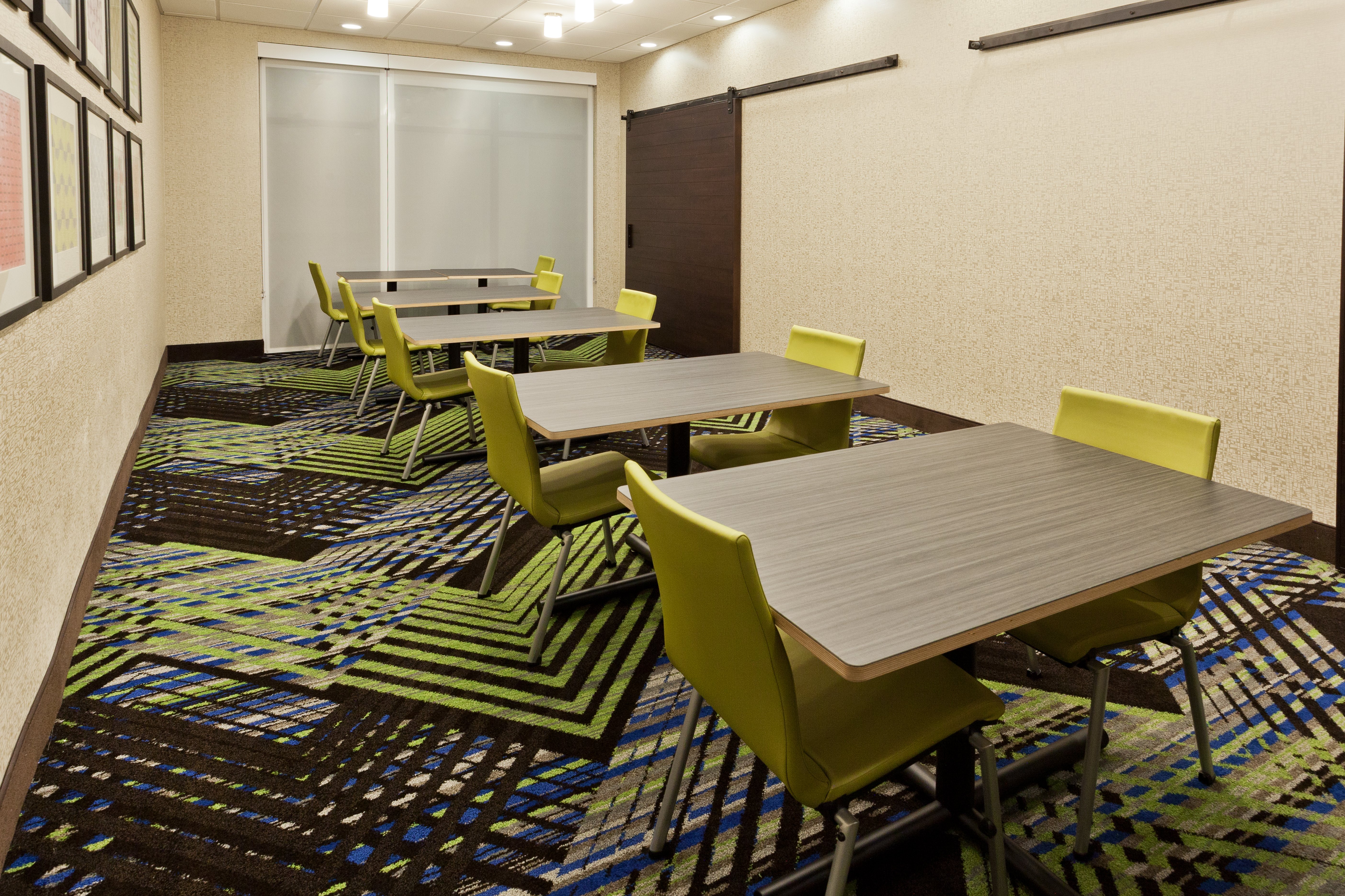 Holiday Inn Express & Suites Fayetteville 55/62