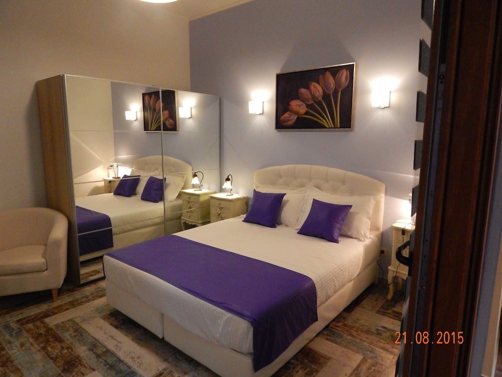 SUPERIOR, SUITE, QUEEN BED, SOFA