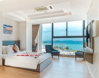 Suite, Ocean Front, Sofa, Living Area، Areca Hotel Nha Trang 2/2