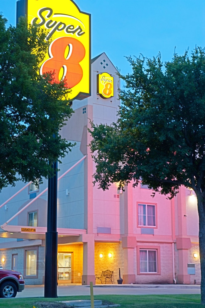 Super 8 by Wyndham Irving/DFW Apt/North 1/25