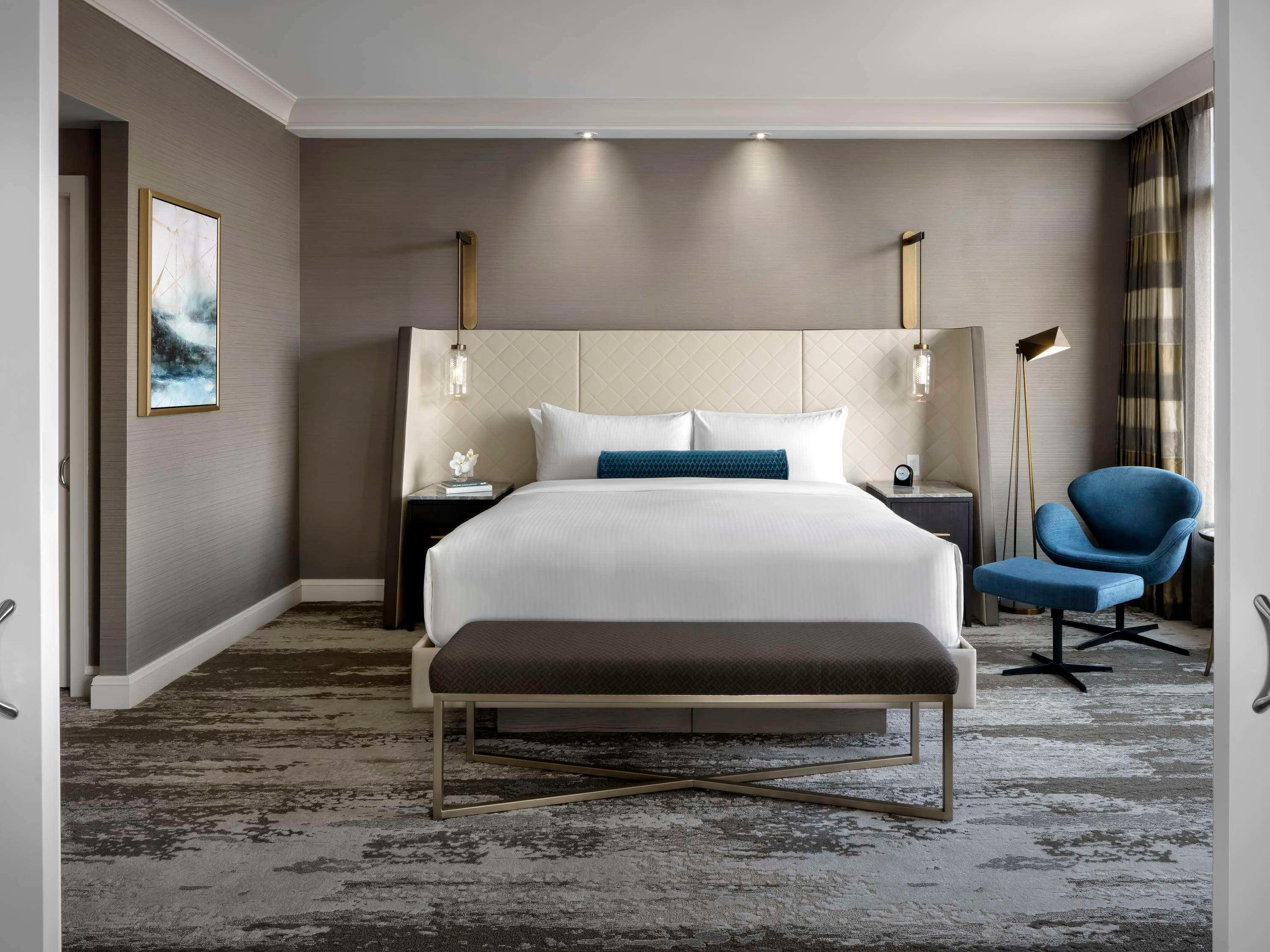 Signature, Fairmont Gold, Suite, King Bed, Runway View, Lounge Access, Accessible
