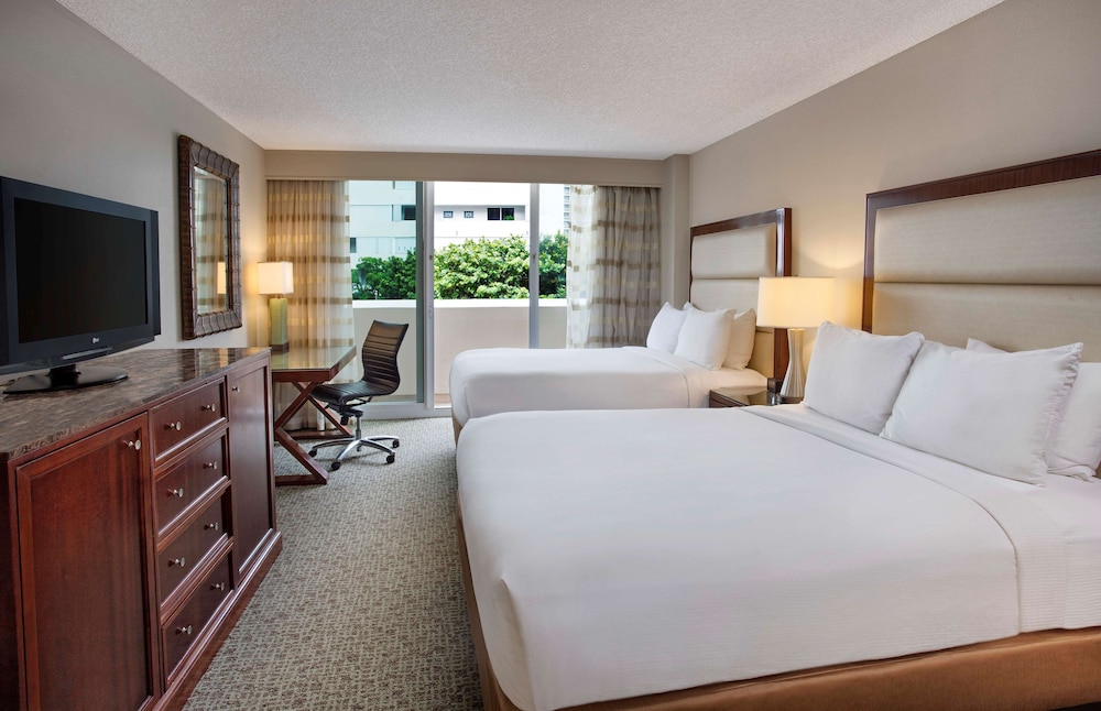The Singer Oceanfront Resort, Curio Collection by Hilton 22/56