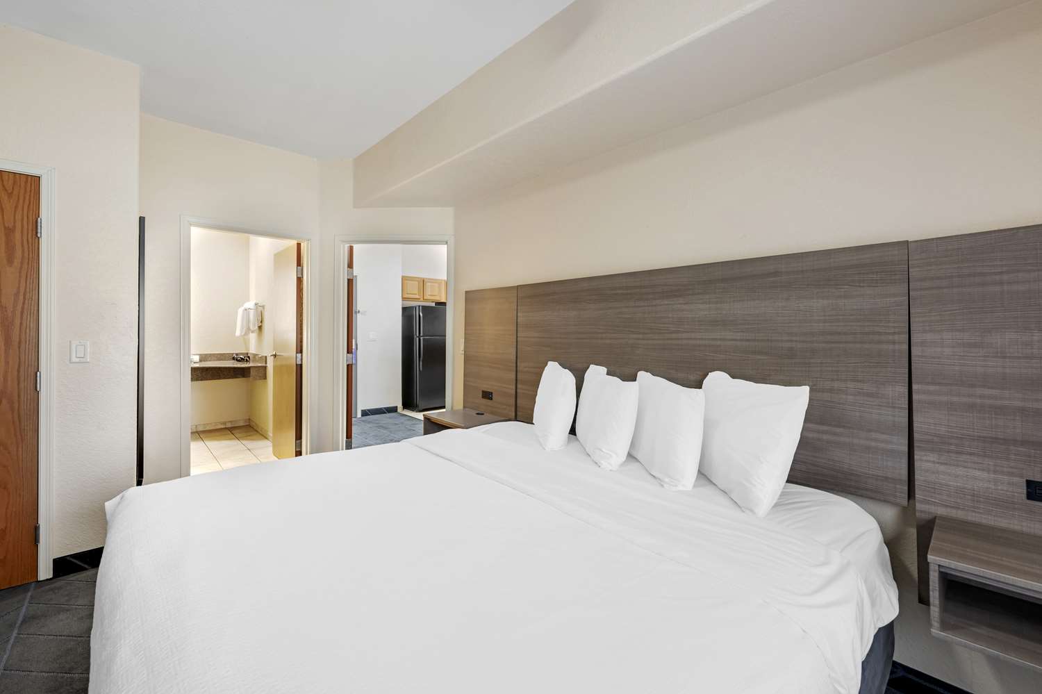 SUITE, KING BED, SOFA, BALCONY