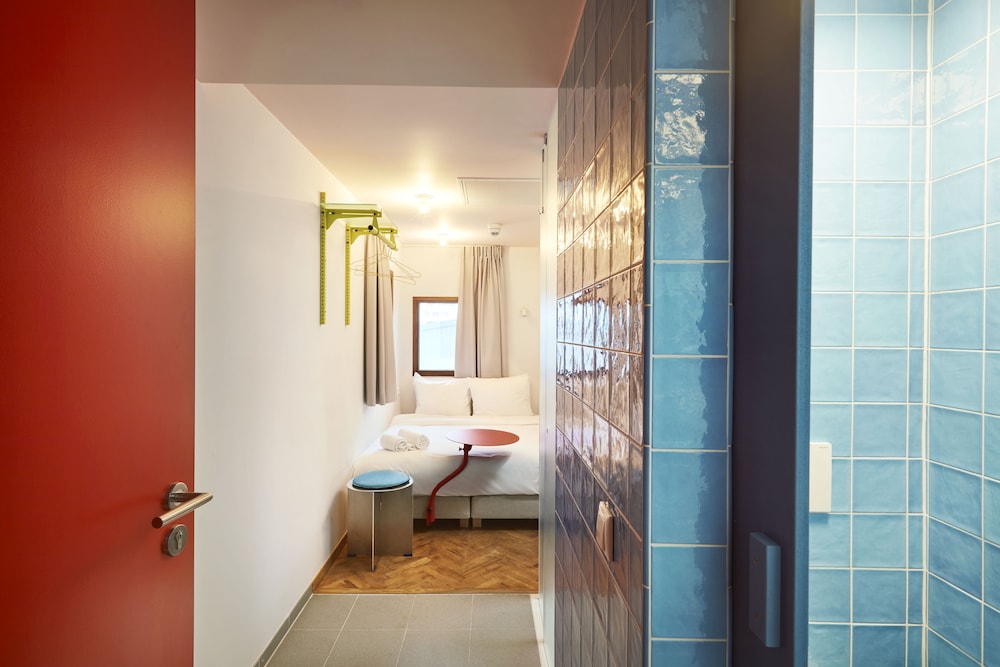 Room, Queen Bed, with Pool